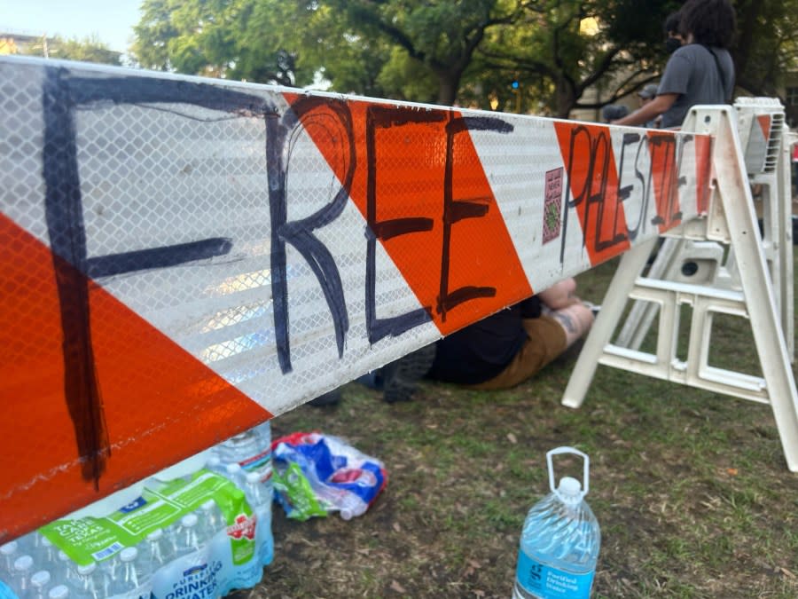 People showed back up on the UT campus lawn after law enforcement cleared the area during protests earlier in the day on Monday | Grace Reader/KXAN News