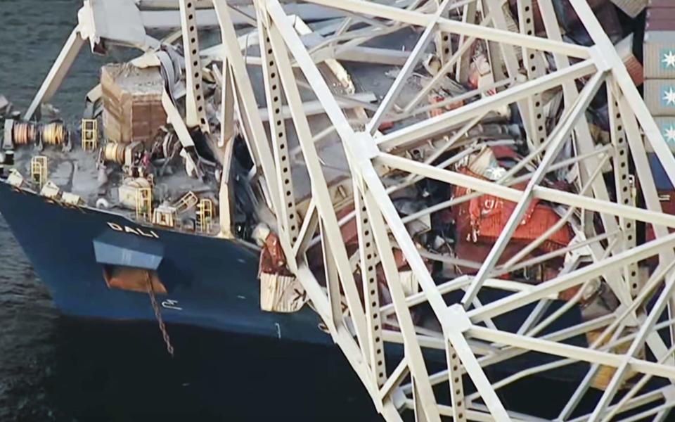 The container ship "Dali" crashes into the Francis Scott Key Bridge