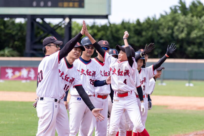 台灣社區棒球錦標賽  中大紅襪單日2勝 113年TLLB CUP U13台灣社區棒球錦標賽持續進行， C組賽事中大紅襪（圖）28日單日2勝，取得分組第1 晉級，球員在場上開心擊掌慶祝。 （台灣世界少棒聯盟提供） 中央社記者謝靜雯傳真  113年4月28日 