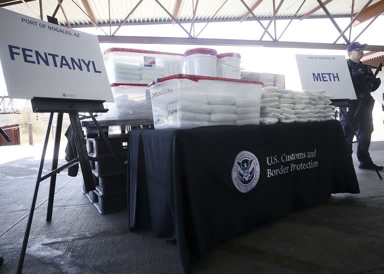Fentanilo y metanfetamina incautados por oficiales de Aduanas y Protección Fronteriza de EE.UU. en Nogales, Arizona. (Mamta Popat/Arizona Daily Star vía AP, Archivo)