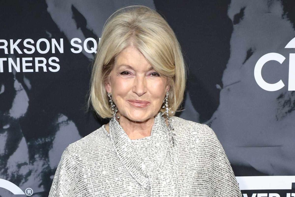 Martha Stewart shows off her high slit and full glamor before hitting ...