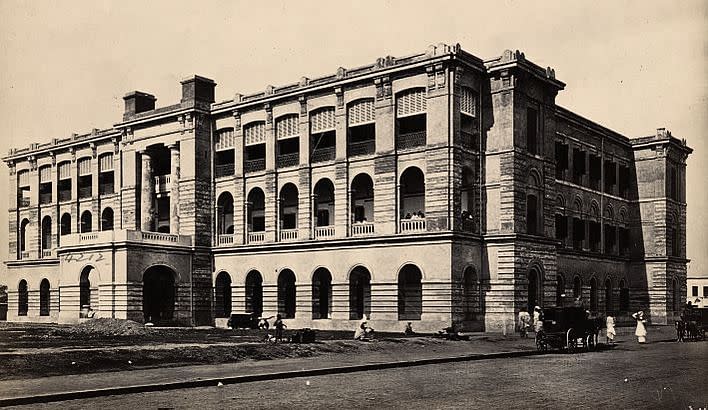 <div class="paragraphs"><p>An old photo of Calcutta University.</p></div>