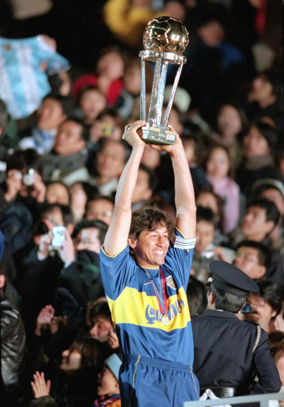 Jorge Bermúdez levantando la Copa Intercontinental de 2000 (Foto Getty Images).