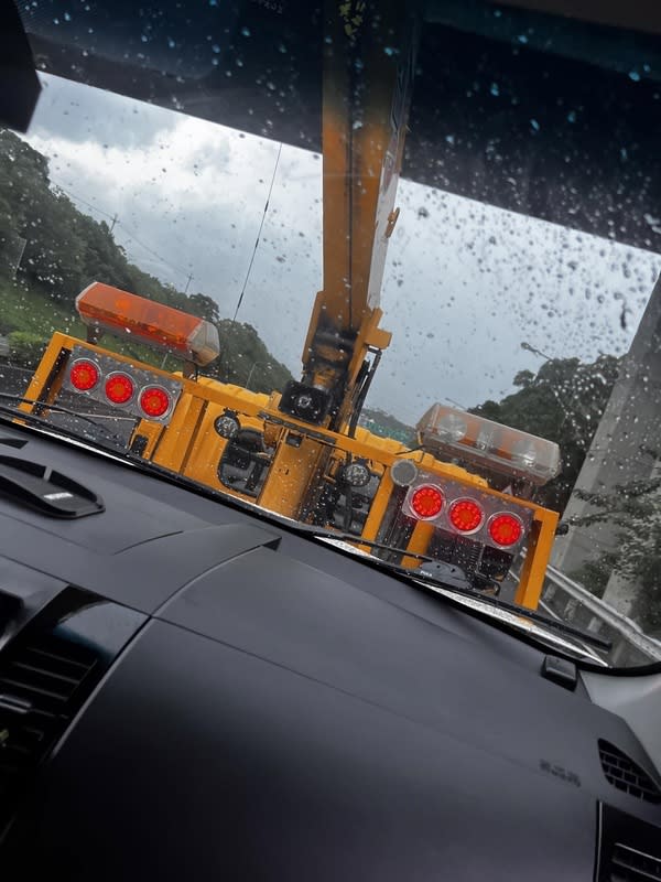 風雨中國道行車遭雷擊  車主曝驚恐瞬間 新北市柯姓男子1日駕車行經國道1號北上苗栗頭屋路 段，突然出現一道閃光和巨響，接著車內產生爆炸 聲，車輛瞬間失去動力，所幸車內一家4口都平安無 事。 （民眾提供） 中央社記者管瑞平傳真  113年10月2日 