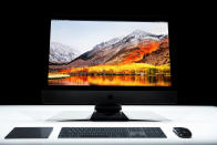 <p>El iMac Pro, lanzado en 2017, es el ordenador más caro de Apple y está pensado especialmente para el desarrollo de software o la edición de vídeo o fotografía. Su versión más básica ya cuesta 4.999 dólares (4.458 euros), pero si lo queremos con características avanzadas tendremos que desembolsar 13.199 dólares (11.769 euros). (Foto: Stephen Lam / Reuters). </p>