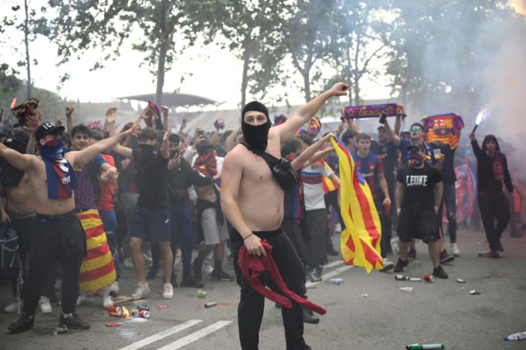 Unos aficionados del FC Barcelona se concentran en el Estadio Olímpico Lluís Companys el 16 de abril de 2024, antes del partido de vuelta de cuartos de final de la Liga de Campeones contra el Paris Saint-Germain (Josep Lago)