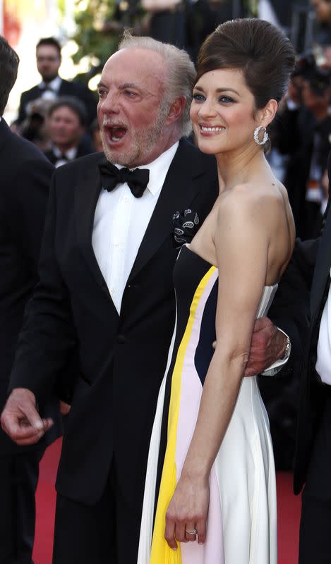 Foro de archivo de Marion Cotillard y James Caan posando en la alfombra roja del Festival de Cannes antes del estreno de "Blood Ties"