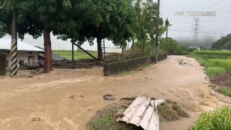 受到圓規颱風外圍環流的強降雨影響，花蓮不少地區宣布停止上班上課。