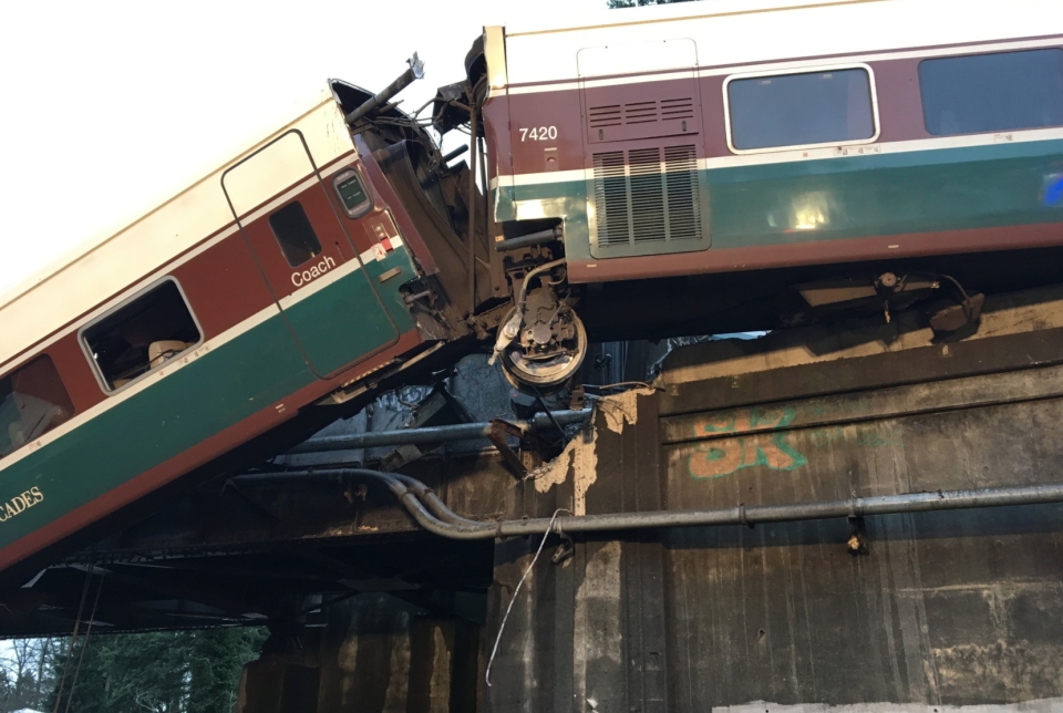 Impactantes imágenes del descarrilamiento de un tren en Washington