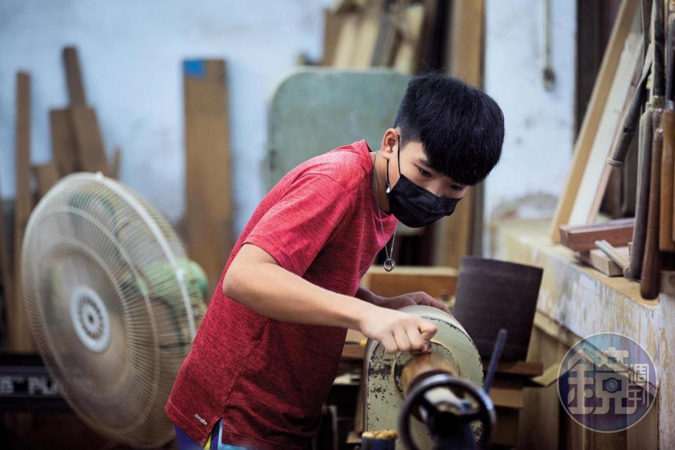木工是手工藝，也是反覆的磨練。玉東國中木工專班的學生卻樂在其中，即使只是完成一個零件，都充滿成就感。