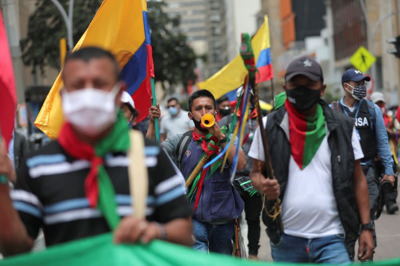 Manifestantes caminan durante una protesta contra las políticas del presidente colombiano Iván Duque, en Bogotá