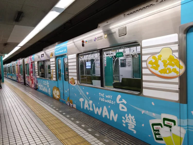 一名網友去日本旅遊時，卻在地鐵站內看到和台灣相似的電聯車。翻攝《路上觀察學院》社團
