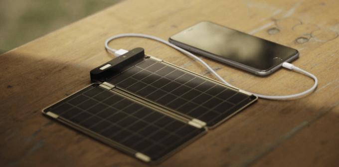 超薄太陽能行動電源 Solar Paper 讓陽光幫你”充電”!