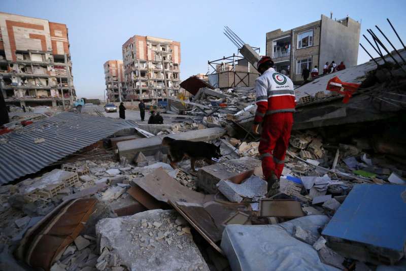 伊拉克與伊朗邊境12日晚間發生規模7.3強震，死亡逾335人，超過5000人受傷。（美聯社）