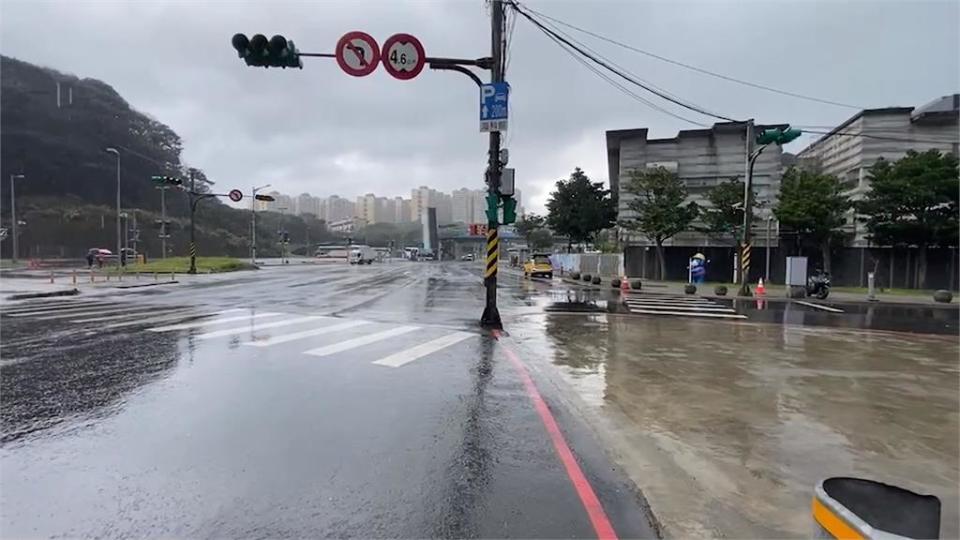 車來車往危險！　基隆北寧路電線桿矗立自行車步道出入口