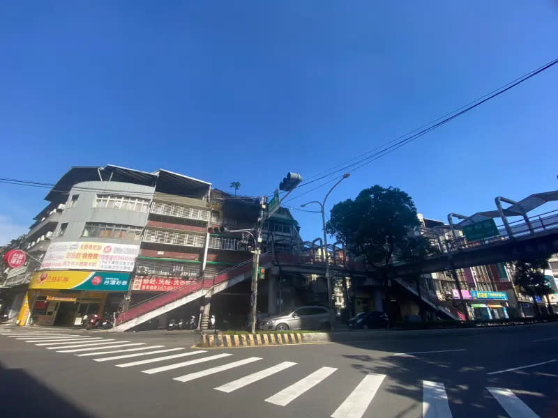 ▲板橋民族陸橋將進行拆除作業，藉以改善人行環境，提升市容景觀。（圖 ／新北市政府工務局提供）