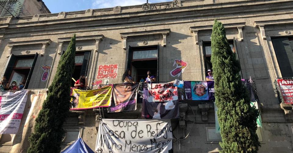 Colectivas feministas hacen 'Antigrita' de protesta en Refugio Ni Una Menos