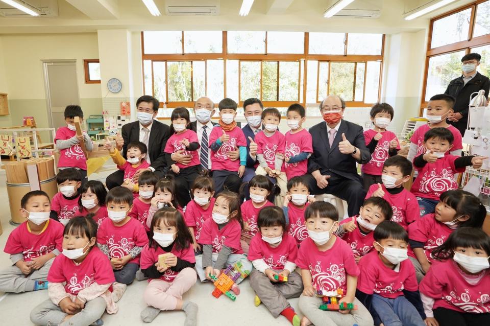 新竹市高峰非營利幼兒園今日上午舉辦落成啟用典禮，行政院長蘇貞昌、教育部長潘文忠、立法委員柯建銘與新竹市長林智堅共同參與。   圖：新竹市政府／提供