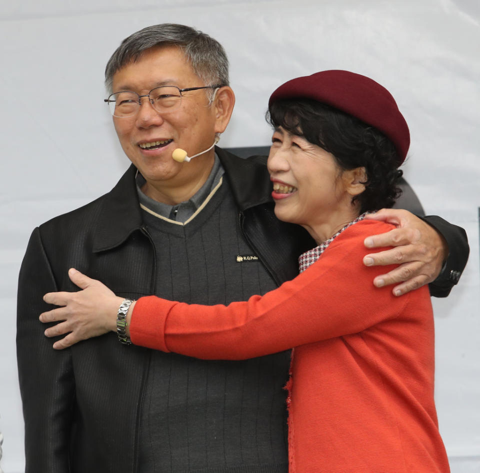 2024年總統大選落幕，民眾黨主席柯文哲（左）21日偕同妻子陳佩琪（右）出席「阿北森友會」謝票活動，在小草們的要求下，柯文哲抱了一下陳佩琪。（劉宗龍攝）