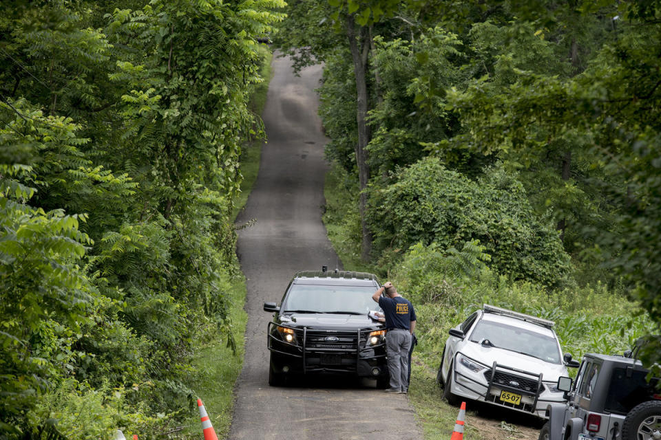 Police guard the driveway to the farm in Solebury Township where police are searching. ( CLEM MURRAY / Staff Photographer)