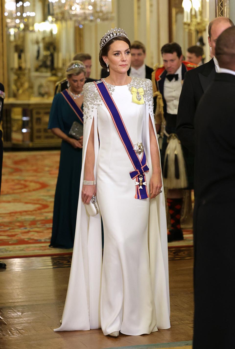 凱特王妃以潔白禮服亮相。（AFP）