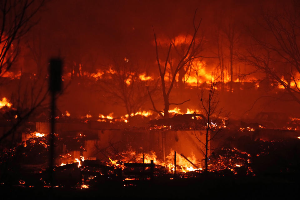 Varias viviendas arden a causa de un incendio forestal cerca de Rock Creek Village, el 30 de diciembre de 2021, cerca de Broomfield, Colorado. (AP Foto/David Zalubowski)
