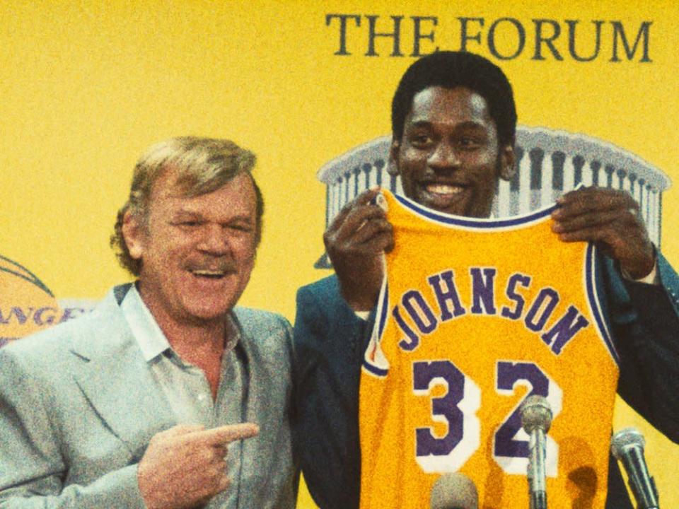Jerry Buss (John C. Reilly, li.) freut sich &#xfc;ber die Verpflichtung von Earvin &quot;Magic&quot; Johnson (Quincy Isaiah). (Bild: &#xa9; 2022 Home Box Office, Inc. All rights reserved. HBO&#xae; and all related programs are the property of Home Box Office, Inc.)