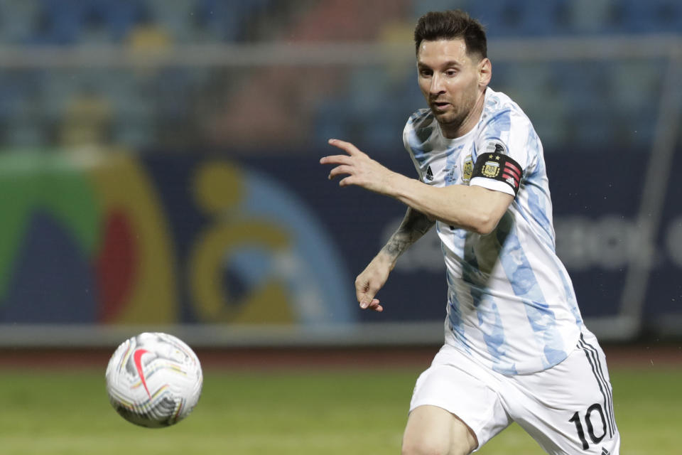 Lionel Messi, de la selección de Argentina, persigue un balón durante el partido de cuartos de final de la Copa América frente a Ecuador en Goiania, Brasil (AP Foto/Eraldo Peres)