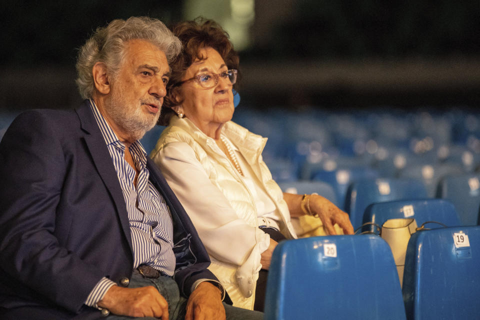 En esta imagen de archivo, tomada el 27 de agosto de 2019, Plácido Domingo y su esposa Marta observan un ensayo de la gala de inauguración de un estadio de fútbol y un complejo juvenil para la diócesis católica de la ciudad de Szeged, Hungría, un día antes del evento. Melinda McLain, quien era coordinadora de producción de la Ópera de Los Ángeles en la temporada inaugural 1986-87 y trabajó también en la Ópera de Houston con Domingo, contó que ella y otros invitaban a Marta a las fiestas del elenco "porque si Marta estaba ahí, él se comportaba". (Tibor Rosta/MTI via AP)