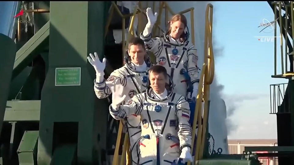 L'équipage du Soyouz MS-24/70S salue les sympathisants avant de monter à bord de leur vaisseau spatial pour le lancement.  De haut en bas : l'astronaute de la NASA Loral O'Hara, le copilote Nikolai Chub et le commandant de mission Oleg Kononenko.  O'Hara prévoit de passer six mois à bord de la Station spatiale internationale, tandis que Kononenko et Chub resteront en l'air pendant une année complète.  / Crédit : NASA/Roscosmos