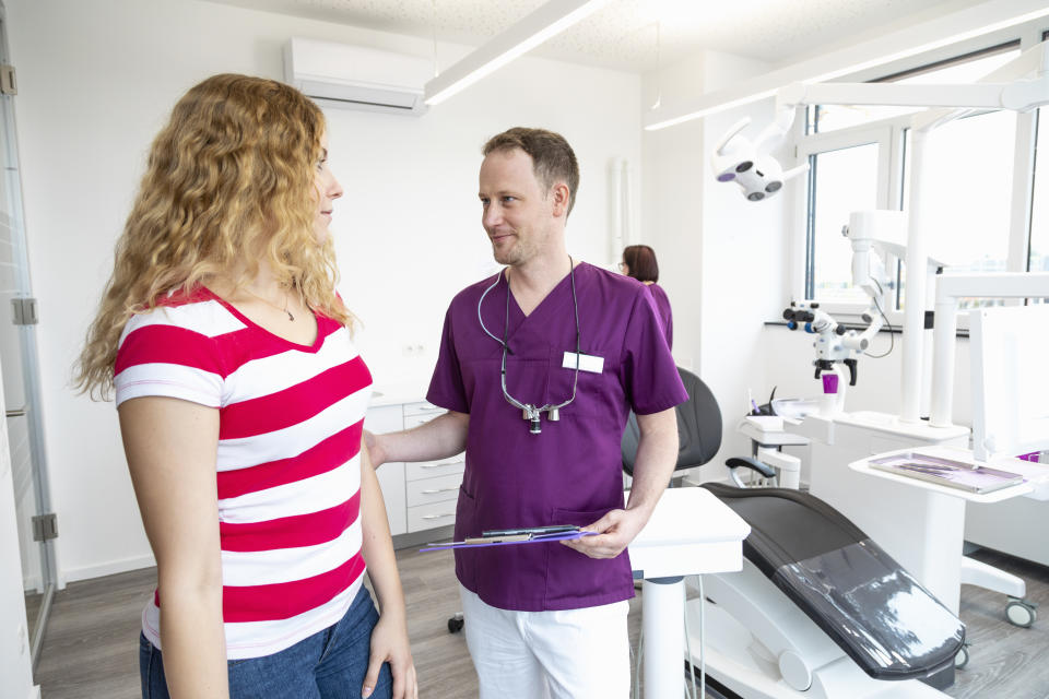 Gespräch zwischen Zahnarzt und Patientin (Foto: Getty)