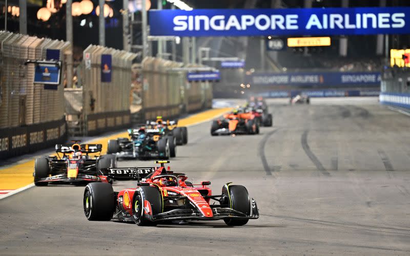 Carlos Sainz Jr. de Ferrari durante el Gran Premio de Singapur, en el Circuito Callejero de Marina Bay, en Singapur