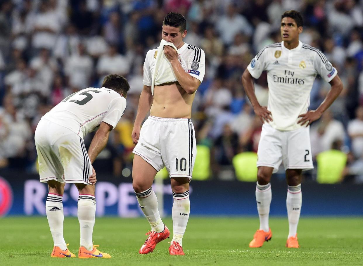 Los madridistas Carvajal (izq), James y Varane, abatidos al término del Real Madrid-Juventus jugado el miércoles 13 de mayo en el estadio Santiago Bernabéu (AFP | Gerard Julien)