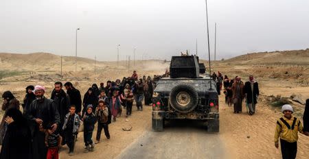 Displaced Iraqis flee their homes, as Iraqi forces battle with Islamic State militants, in western Mosul, Iraq March 2, 2017. REUTERS/Zohra Bensemra