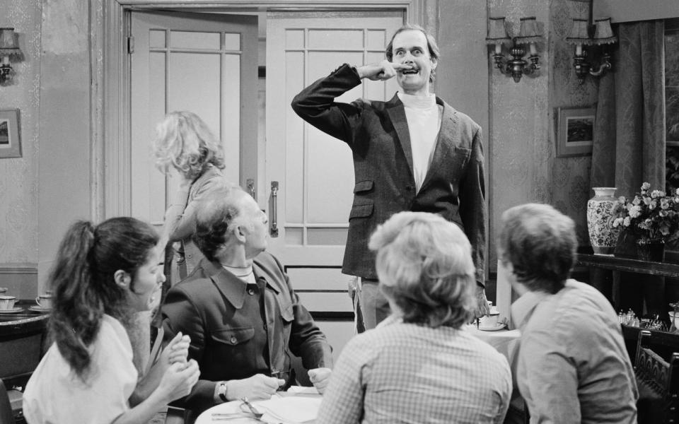 Kult-Sketch "The Germans" aus der Sitcom "Fawlty Towers" mit John Cleese: Die Episode steht bei BBC derzeit auf dem Prüfstand. (Bild: Don Smith/Radio Times via Getty Images)