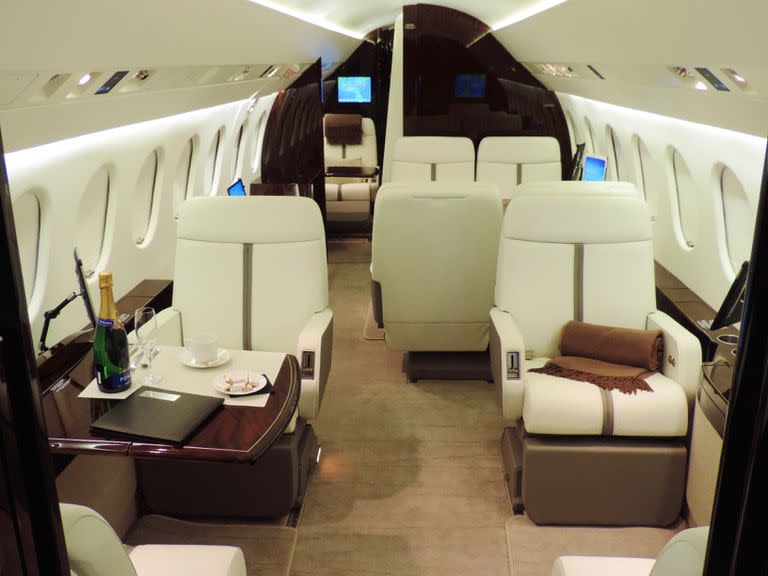 El interior de un avión de Royal Class