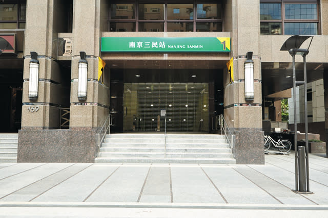 南京三民站為捷運松山新店線的捷運車站。