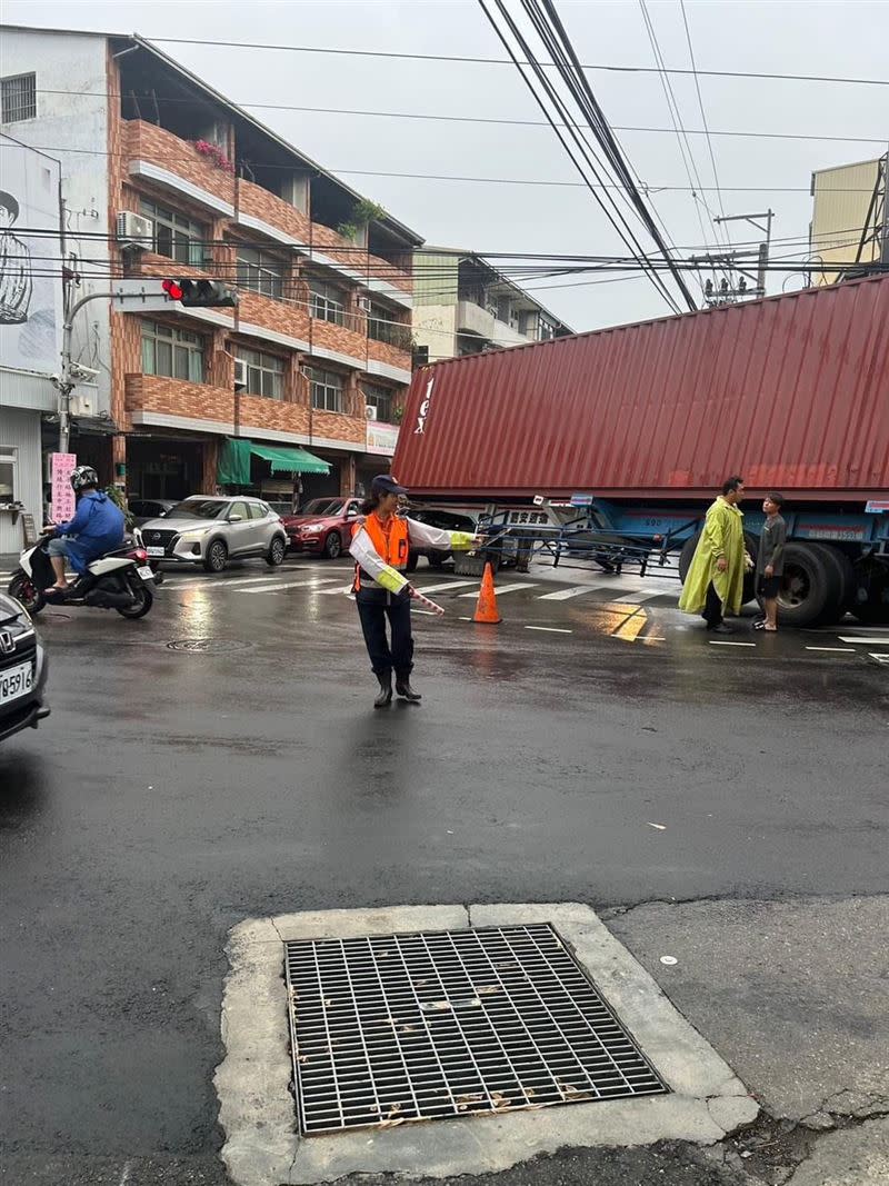 貨櫃車因重心不穩差點發生翻覆意外。（圖／翻攝畫面）