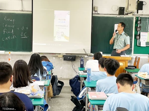 中和高中李國斌教官解說影片內容，強化學生反詐騙素養。（記者王志誠攝）