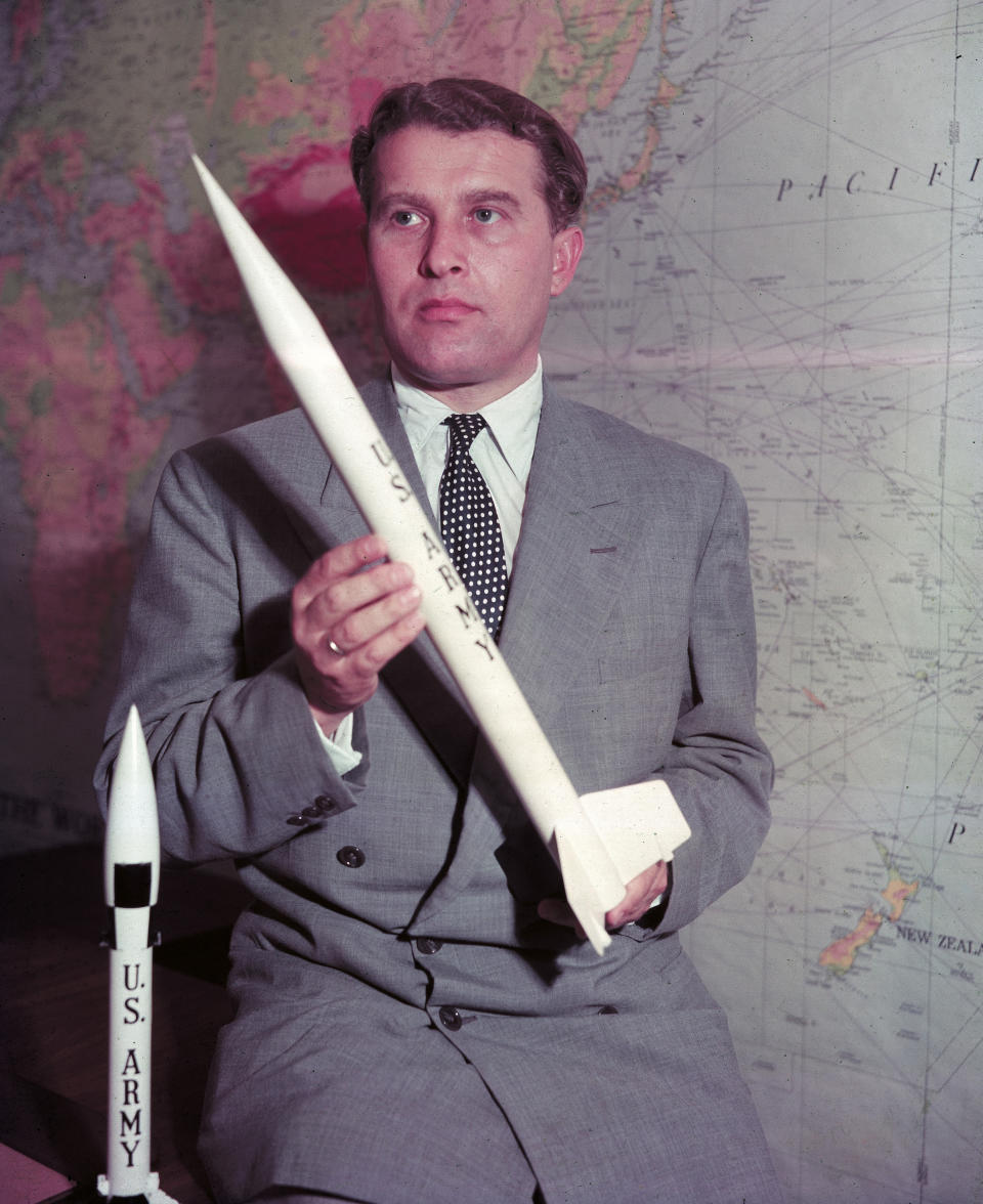 Wernher Von Braun com un modelo de misil para el ejército de Estados Unidos, en 1955. (AP Photo)