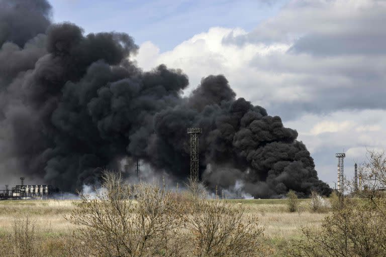 El humo sale de una refinería de petróleo en Lysychansk, a unos 120 km al norte de Donetsk