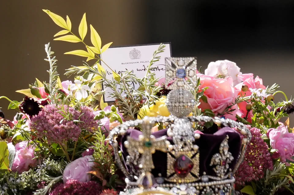 Viele, die sich die Beerdigung angesehen haben, haben beim Staatsbegräbnis eine rührende handgeschriebene Karte auf dem Sarg der verstorbenen Queen bemerkt. (Getty Images)
