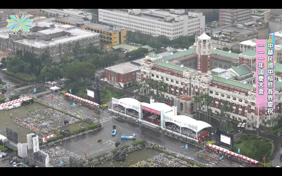 陸航601旅女飛行員駕駛黑鷹直升機用空拍方式開場，呈現國慶開場轉播的新視角。翻攝畫面