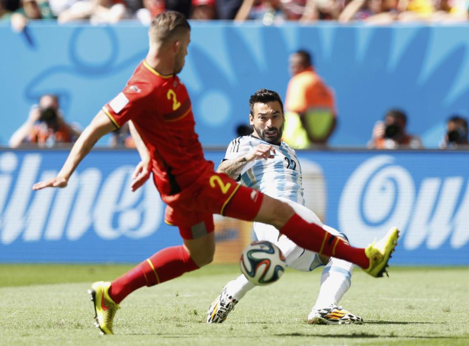 Belgium's Toby Alderweireld fights for the ball with Argentina's Ezequiel Lavezz (back) during their 2014 World Cup quarter-finals at the Brasilia national stadium in Brasilia July 5, 2014. REUTERS/Ueslei Marcelino