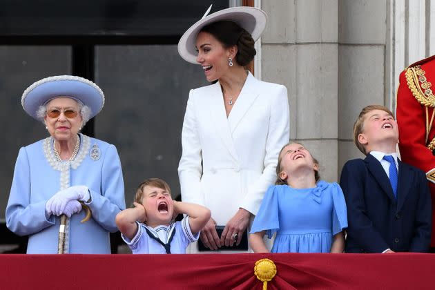 Kate Middleton smiles and Queen Elizabeth grins as little Louis covers his ears during the Royal Air Force flypast over Buckingham Palace. (Photo: DANIEL LEAL via Getty Images)