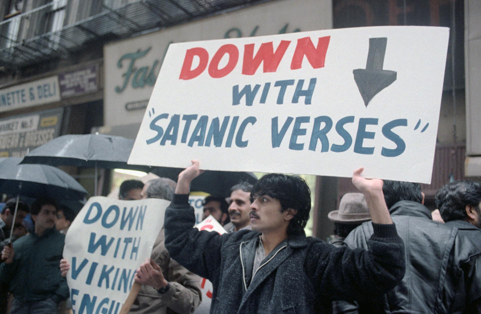 Un grupo se manifiesta en contra del polémico libro de Rushdie/Getty Images.