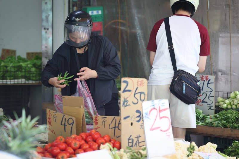 央行上修全年經濟成長率至3.77%（3） 中央銀行對經濟展望看法樂觀，13日第2季理監事聯 席會議上修2024年經濟成長率至3.77%，預估全年消 費者物價上漲率（CPI）則為2.12%。圖為新北市土城 區一處傳統市場民眾採買蔬果。 中央社記者王騰毅攝  113年6月13日 