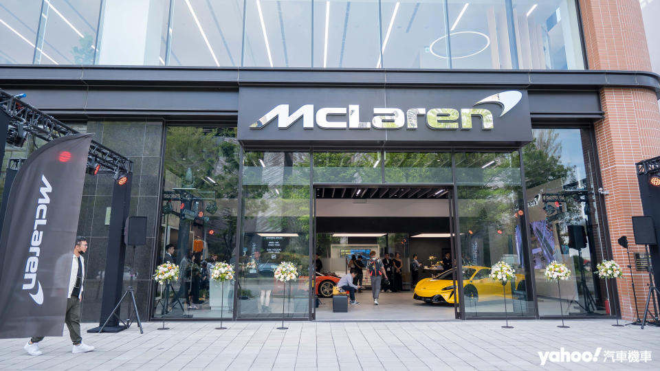 以全新品牌識別設計打造的McLaren台中展示中心，呈現出品牌專屬的獨特奢華氛圍。