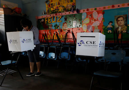 A woman marks her ballot during Nicaragua's presidential election at a polling station in Managua, Nicaragua, November 6, 2016. REUTERS/Oswaldo Rivas