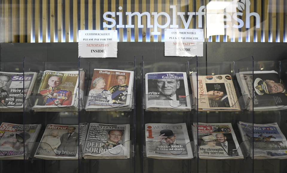 ARCHIVO - En esta foto del sábado 10 de abril de 2021, periódicos con la noticia del deceso del príncipe Felipe en primera página en un kiosko en Londres. (AP Foto/Alberto Pezzali, Archivo)